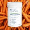 Białe opakowanie powder beta-carotene na tle świeżo zerwanych marchwi , dodatkowo w tle logo 3filaryzdrowia