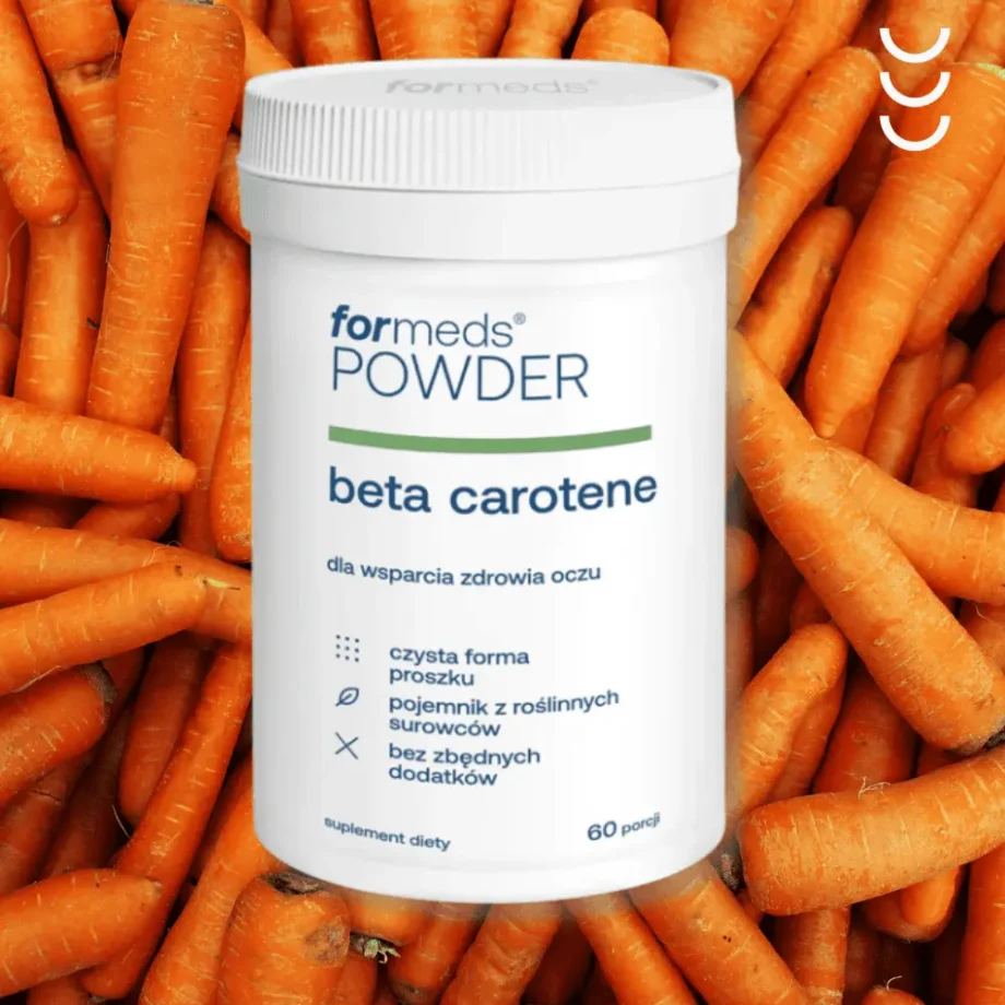 Białe opakowanie powder beta-carotene na tle świeżo zerwanych marchwi , dodatkowo w tle logo 3filaryzdrowia