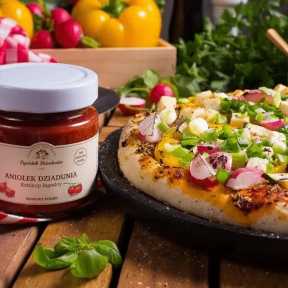 Pizza wraz ze słoikiem łagodnego keczupu z ogródka dziadunia