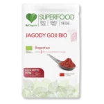 Jagody goji w proszku w opakowaniu na przezroczystym tle