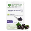Jagody acai na tle opakowania z proszkowanymi owocami