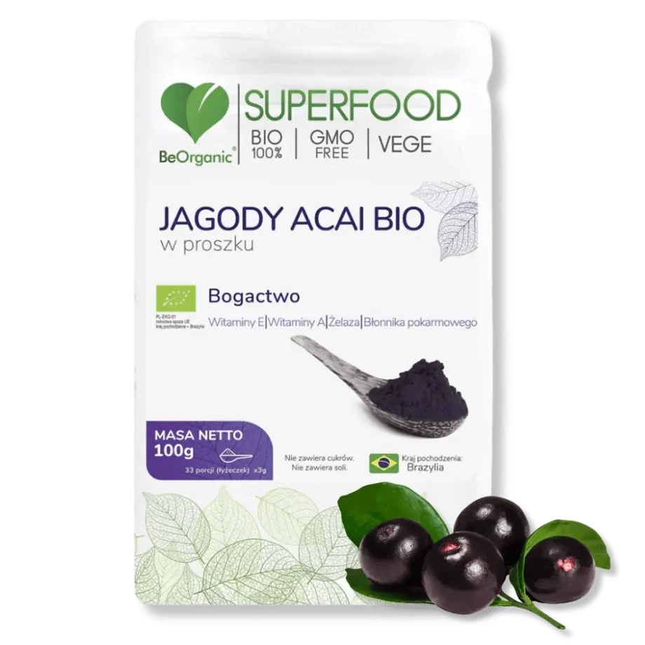 Jagody acai na tle opakowania z proszkowanymi owocami