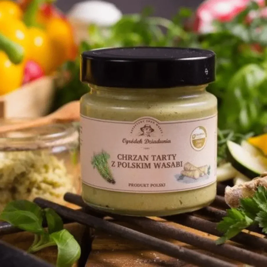 Chrzan tarty z wasabi w słoiku wśród warzyw