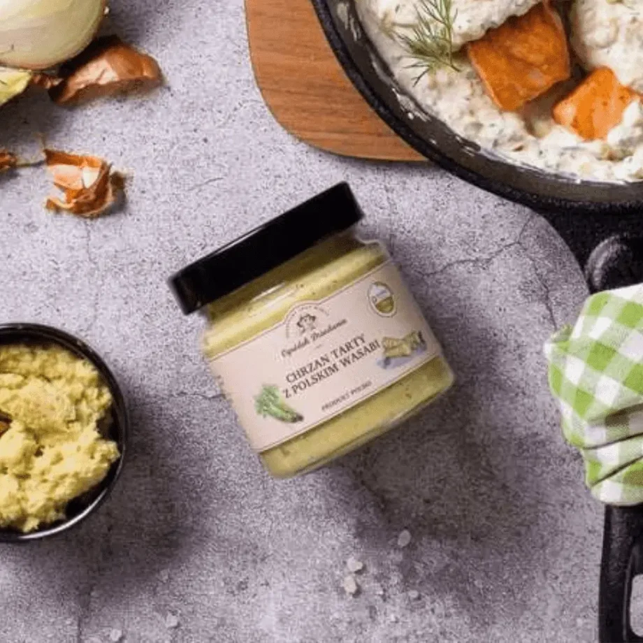 chrzan z wasabi ogródek dziadunia na stole wraz z innymi wyrobami