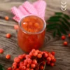 Konfitura z jarzębiny z obok leżącymi owocami jarzębiny