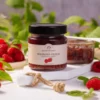 Słoik konfitury z malin wśród składników produktu