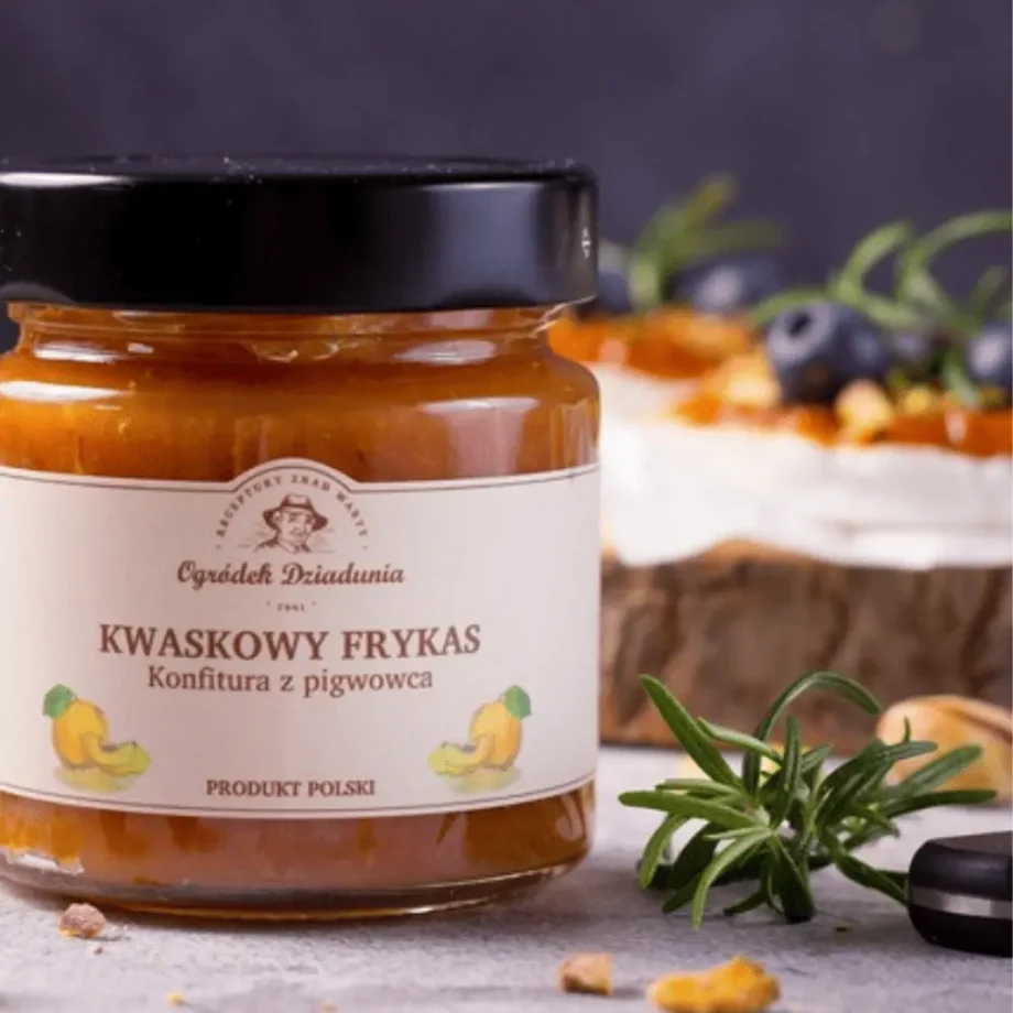 Słoik konfitury z pigwowca na tle ciasta z pigwowca