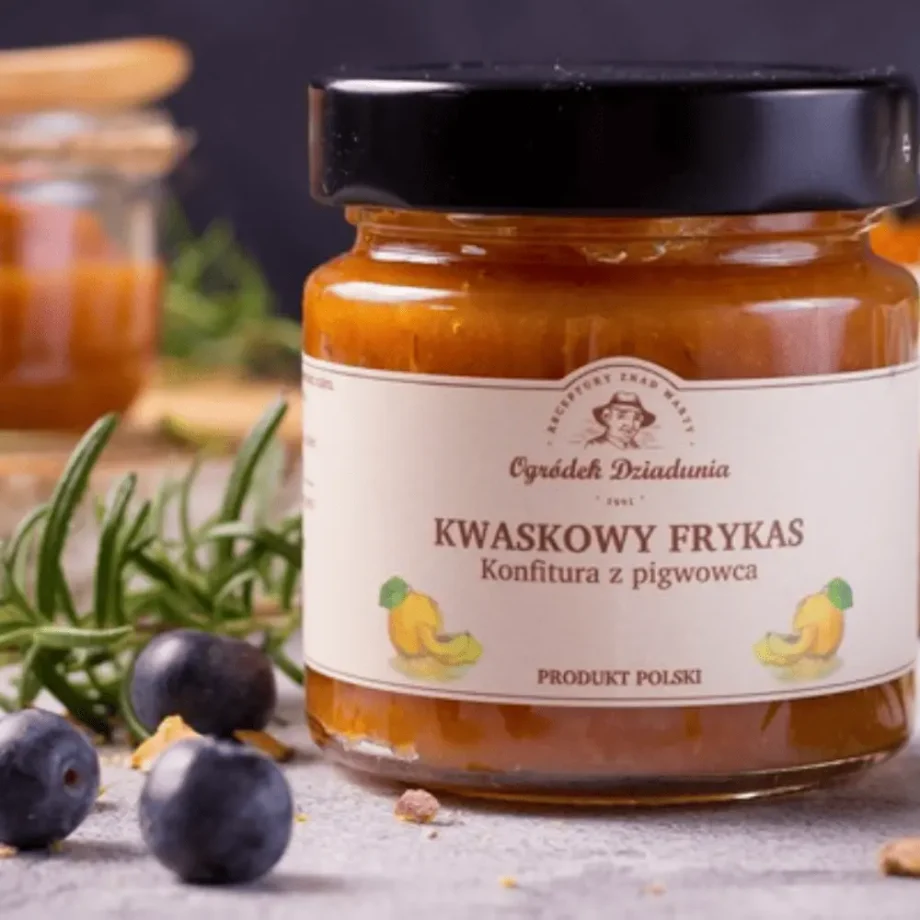 Konfitura z pigwowca wśród leśnych jagód