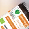 Słoiczek z kapsułkami kurkumy firmy beorganic, w powiększonej formie dla lepszej widoczności