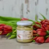 Musztarda chrzanowa z miodem na tle tulipanów
