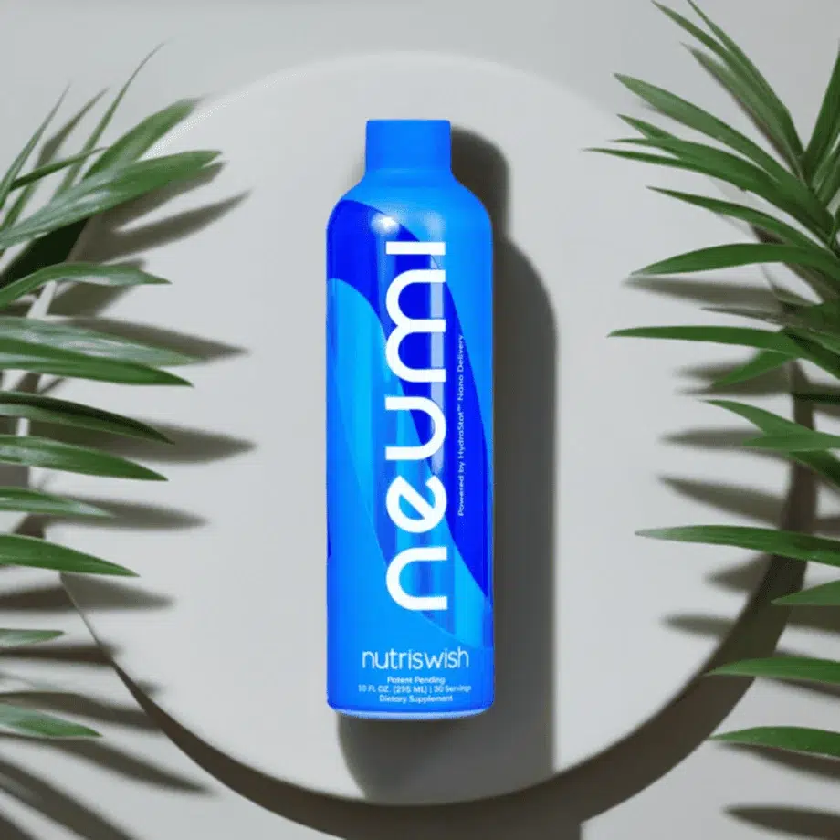 NutriSwish Neumi - Suplement z nanocząsteczkowym glutationem w płynnej formie dla maksymalnej biodostępności i wsparcia odporności, na tle marmuru i egzotycznych liści