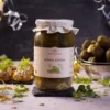 Ogórki kiszone ogródek dziadunia na stole z pokrojonymi śledziami