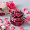 Płatki róży ucierane w cukrze wśród płatków róż