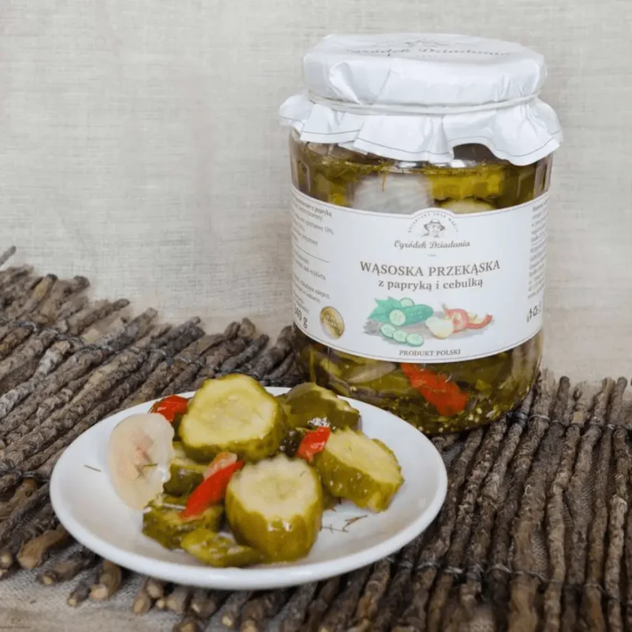 Wąsocka przekąska z papryką i cebulką w słoiku, a obok talerzyk z sałatką