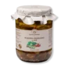Wąsocka przekąska z chili w słoiku na przeźroczystym stole