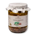 Wąsocka przekąska z chili w słoiku na przeźroczystym stole