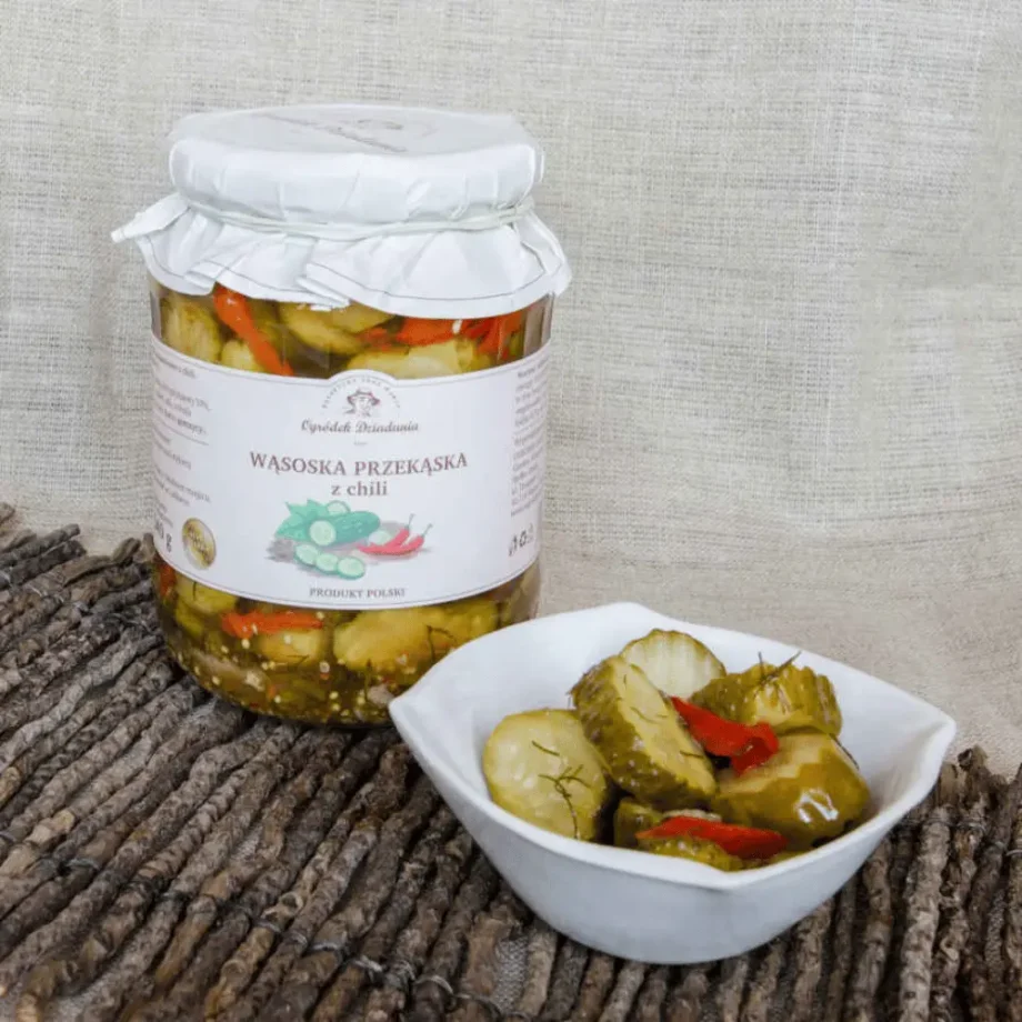 Wąsocka przekąska z chili z ogródka dziadunia na pólmisku, a obok stoi słoik z przekąską z ogórków