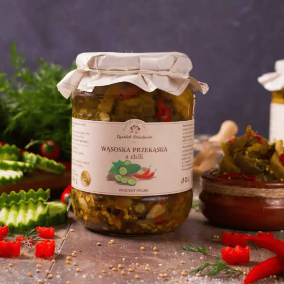 Wąsocka przekąska z chili ogródka dziadunia na tradycyjnym staropolskim stole