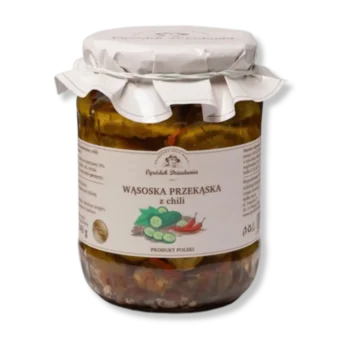 Wąsocka przekąska z chili w słoiku na przeźroczystym stole