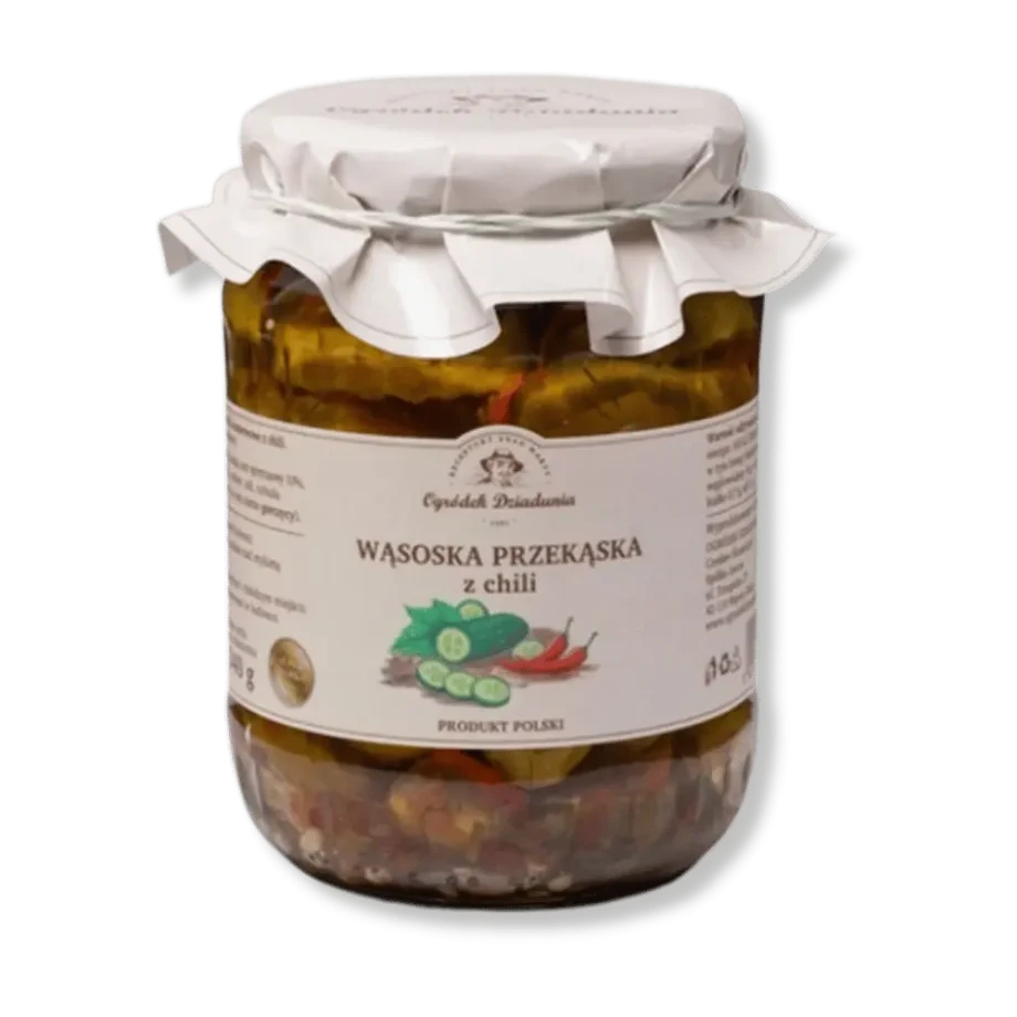 Wąsocka przekąska z chili w słoiku na przeźroczystym stole