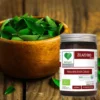 Miska liści z curry oraz słoik z gotowymi do spożycia tabletkami