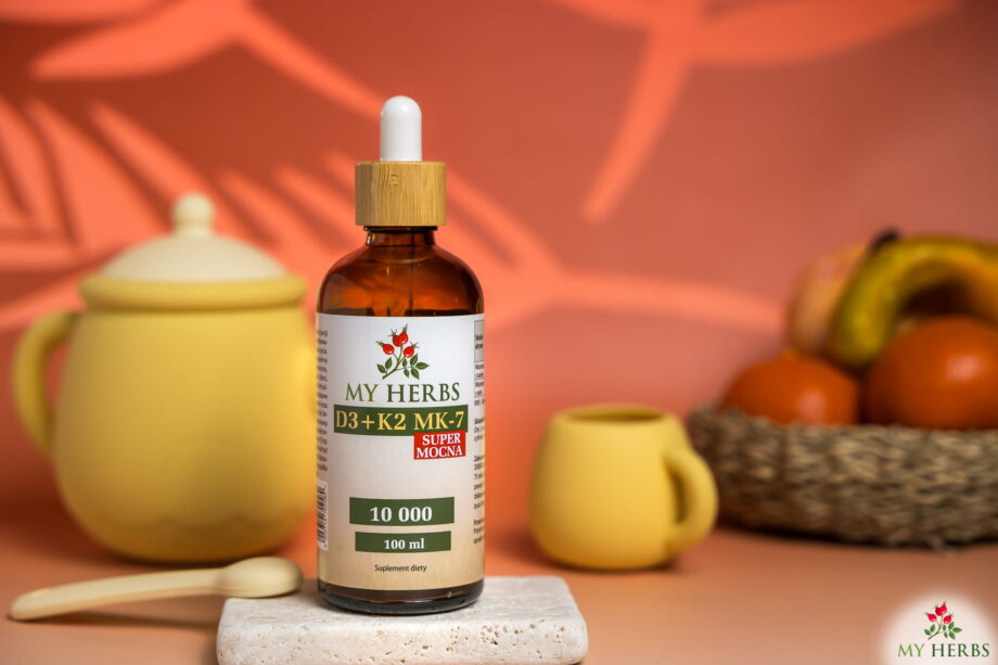 brązowa butelka d3 k2 w kroplach na kamiennej podstawce w sklepi 3 filaryzdrowia