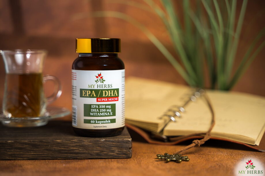 brązowe opakowanie kwasów epa/dha na tradycyjnym stole