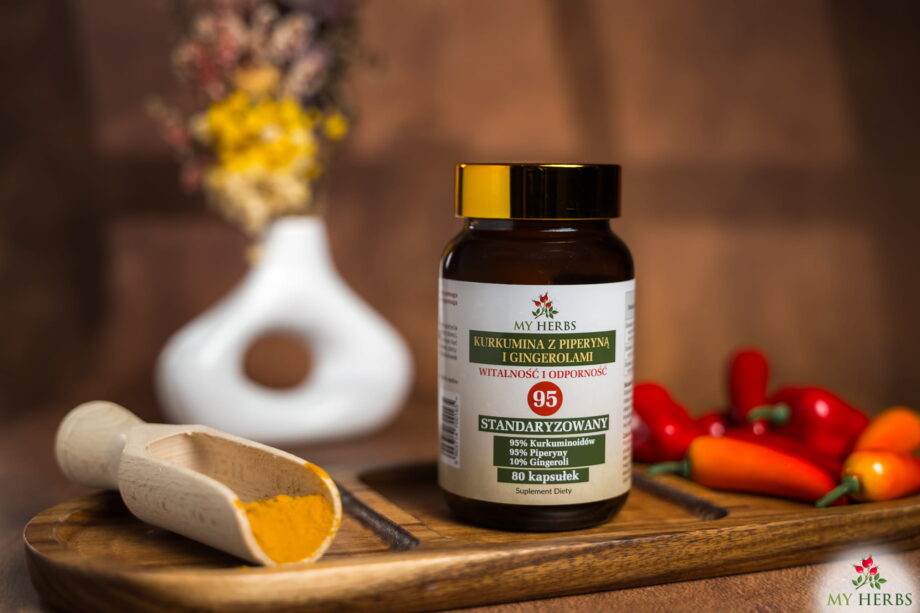 opakowanie kurkuminy od my herbs na tradycyjnym stole w sklepie 3 filary zdrowia