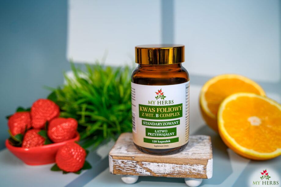 kwas foliowy w brązowym opakowaniu na tradycyjnym stole