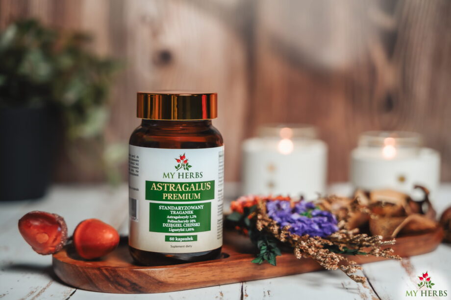 Astragalus od my herbs na tradycyjnym stole wśród płatków kwiatów w sklepie 3 filaryzdrowia