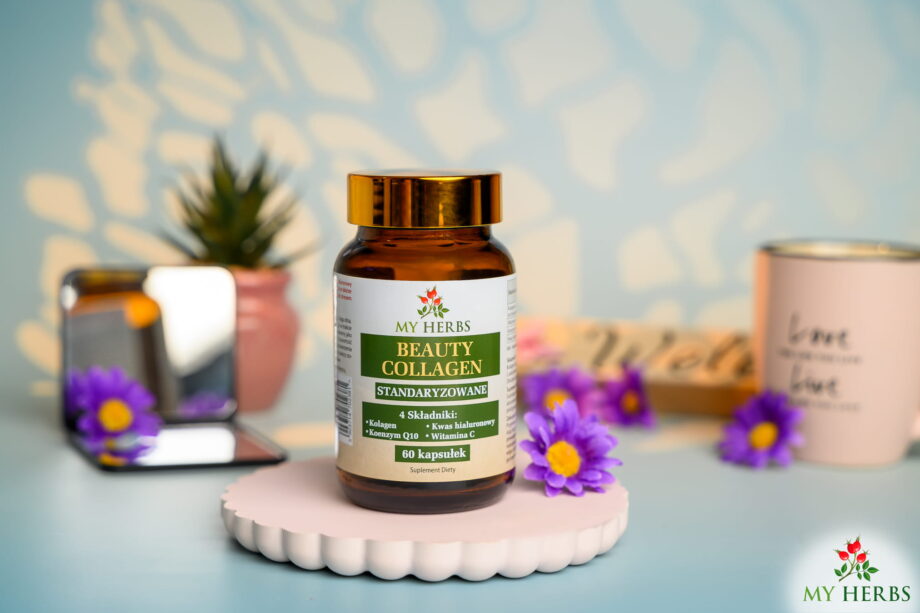 brązowe opakowanie beauty collagen od my herbs na drewnianej podstawce wśród bławatków