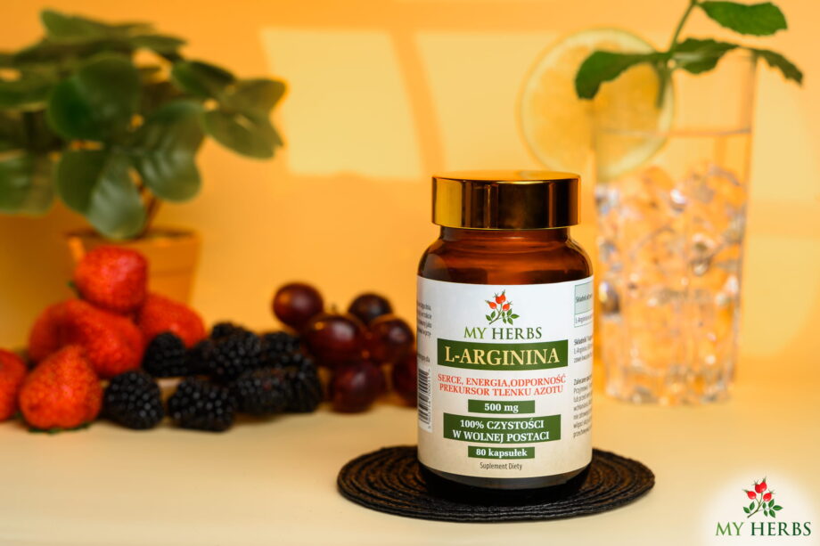 Brązowy słoiczek l-argininy od my herbs na stole wśród owoców leśnych