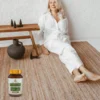 Candida stop od bioherbs na tle siedzącej kobiety na podłodze