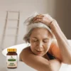 Dojrzała kobieta w wannie ze słoikiem suplementu diet indole od bioherbs