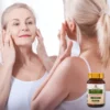 Dojrzała kobieta yżywająca suplementu diety kolagen aktywne peptydy od bioherbs