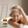 Dojrzała kobieta w wannie z opakowaniem kreatyny od bio herbs