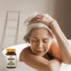 Dojrzała kobieta w wannie a w tle słoiczek suplementu direy bio herbs l-arginina