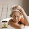 Dojrzała kobieta w wannie z opakowaniem lecytyny 100 % od bio herbs