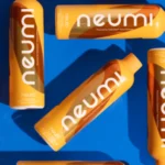 Kilka opakowań neuro neumi na niebieskim tle