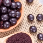 Acai świeże owoce w drewnianym pojemniku