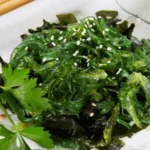 Algi morskie na białym talerzu