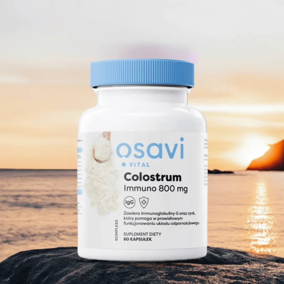 Kapsułki Osavi Colostrum Immuno 800 mg - precyzyjne dawkowanie zaawansowanego colostrum, opakowanie na tle zachodzącego słońca