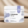 Opakowanie Colostrum Osavi w proszku - 100g czystego colostrum o dawce 1200 mg na tle brązowej tkaniny