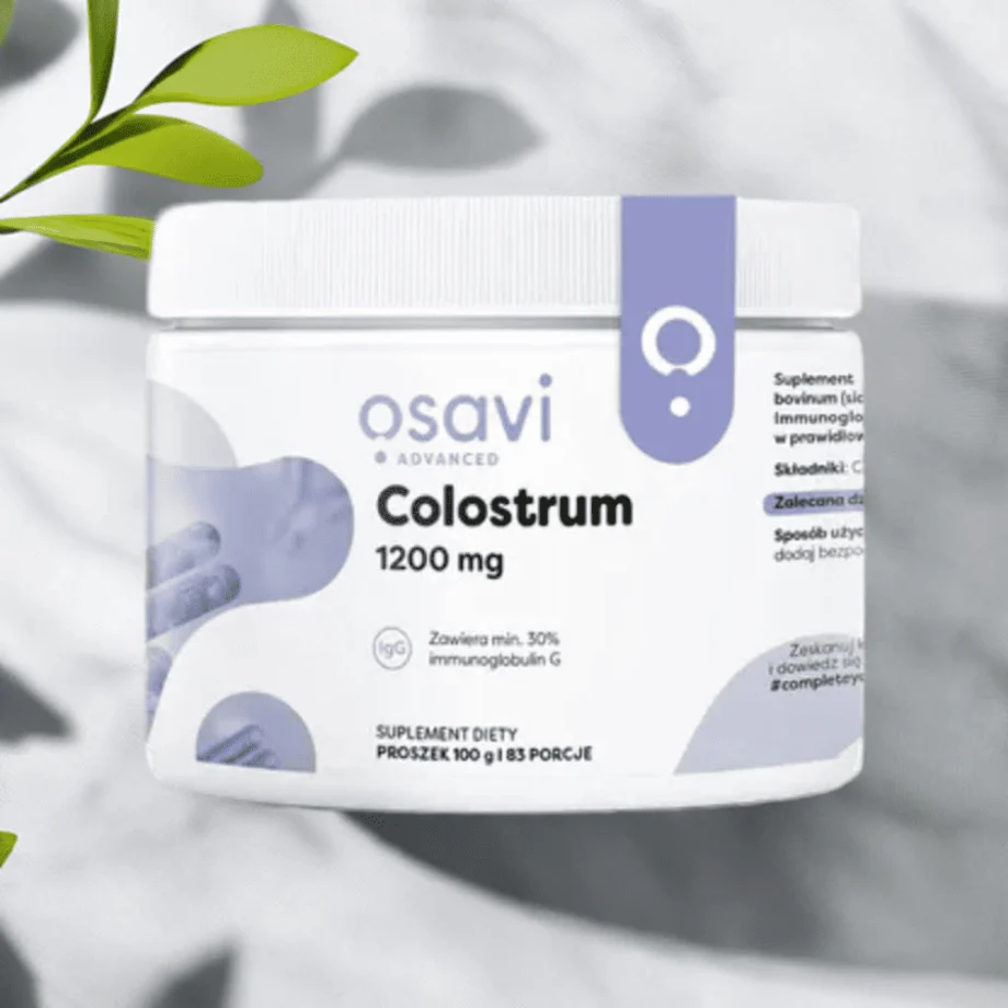 Colostrum w proszku 1200 mg Osavi - naturalne wsparcie odporności i regeneracji w białym opakowaniu na tle marmurowej ściany