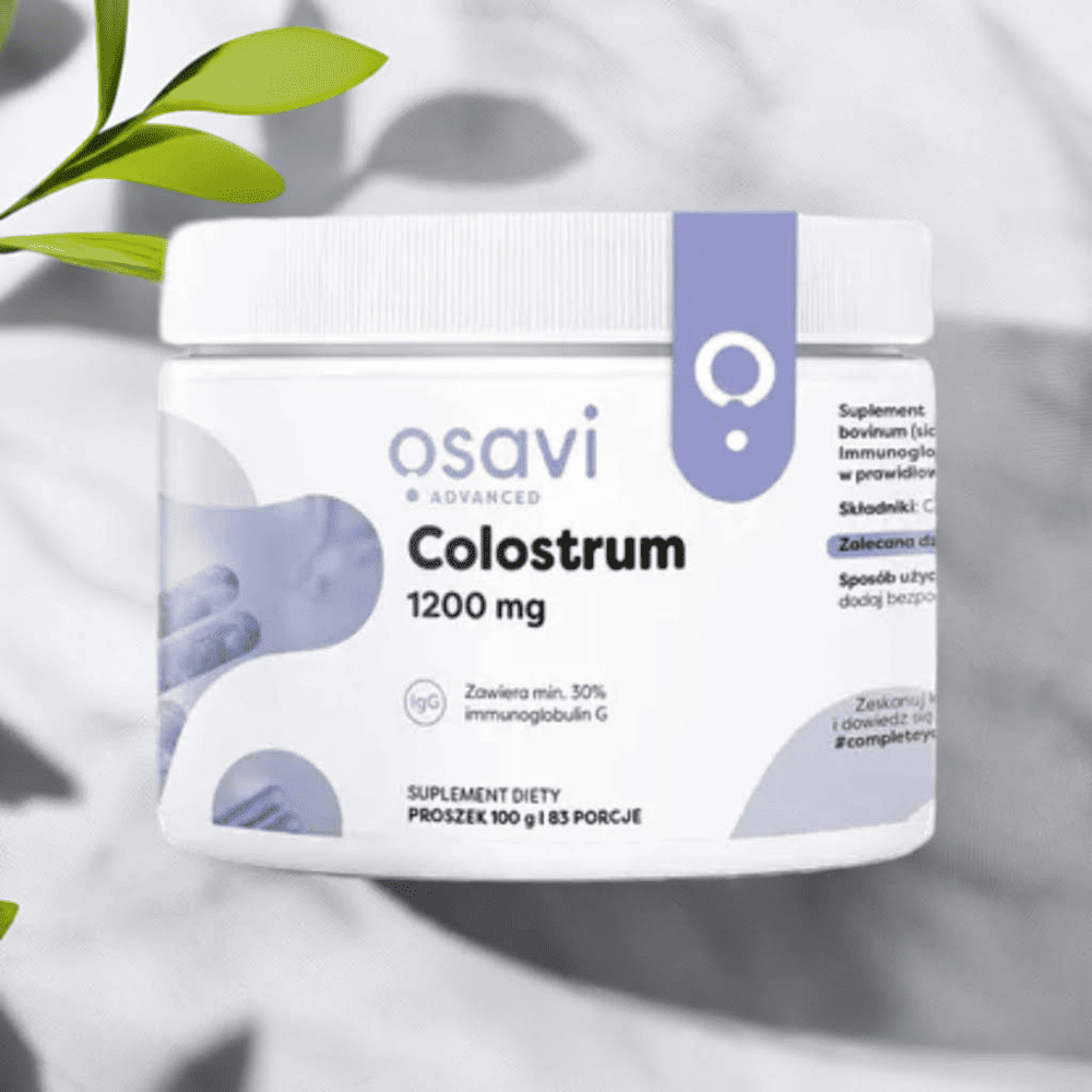 Colostrum w proszku 1200 mg Osavi - naturalne wsparcie odporności i regeneracji w białym opakowaniu na tle marmurowej ściany