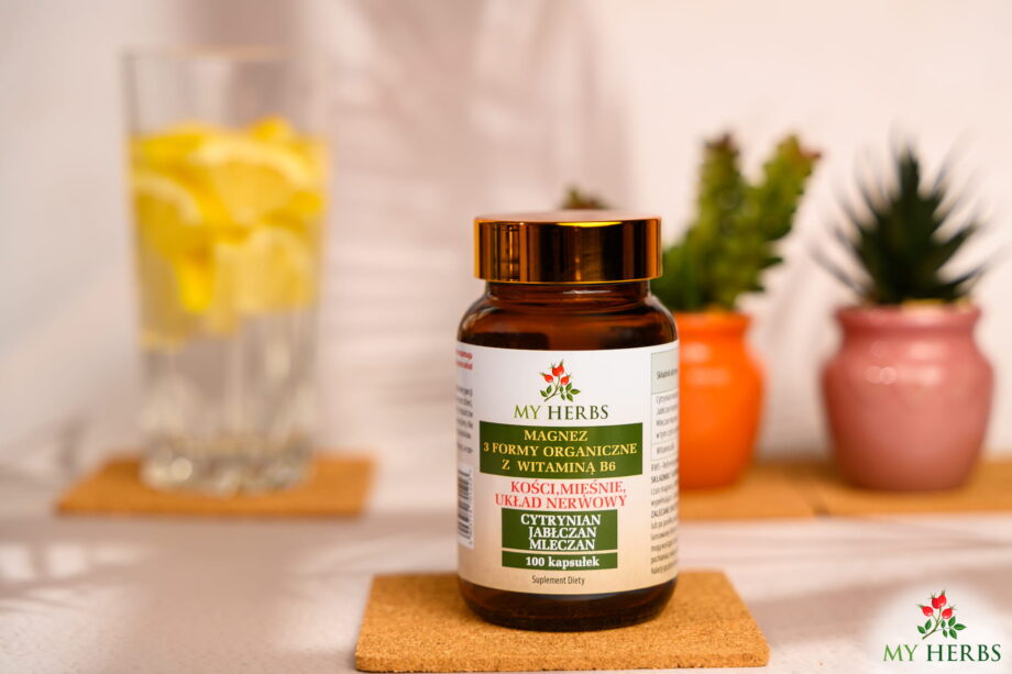 opakowanie magnezu 3 formy na stole wśród roślin