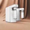 oxytap woda tlenowa premium, urządzenie na tle brązowej tkaniny
