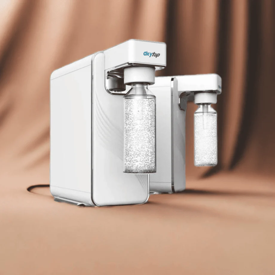 oxytap woda tlenowa premium, urządzenie na tle brązowej tkaniny