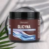 Opakowanie Skoczylas Glicyna + Tryptofan - 3000 mg glicyny i 200 mg tryptofanu w porcji dziennej, wsparcie snu i równowagi psychicznej, na tle ściany z marmuru