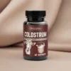 Colostrum siara kozia Skoczylas - naturalny suplement łączący wsparcie odporności i trawienia, opakowanie na tle brązowej tkaniny